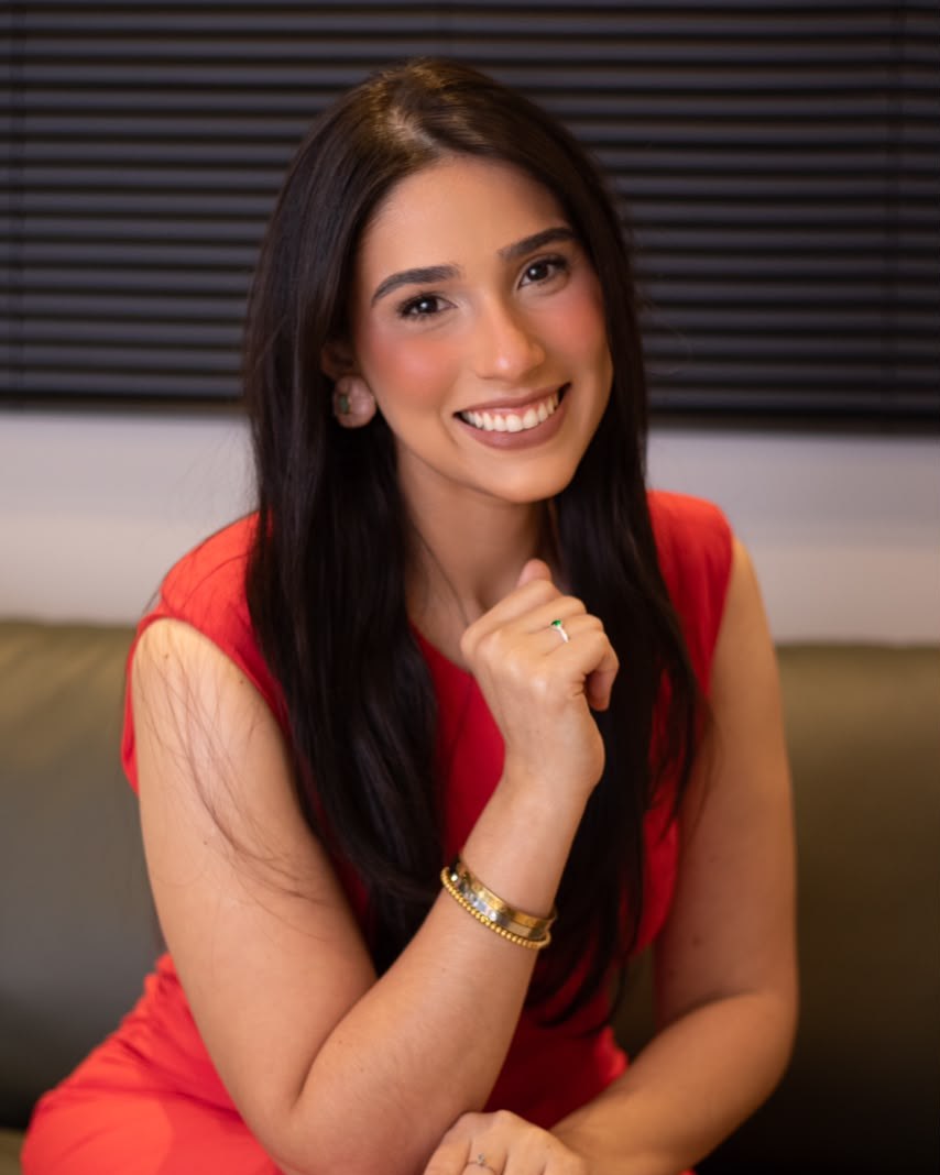 Brunna Rocha, nutricionista em Vitória-ES, de jaleco
